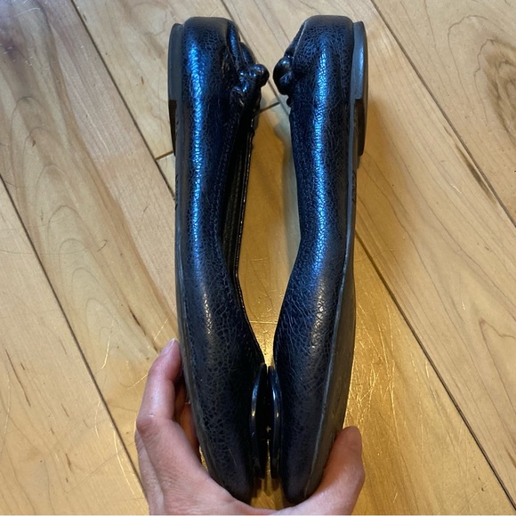 Tory Burch black/gray shiny textured leather flats metal logo size 8.5 - Picture 4 of 8